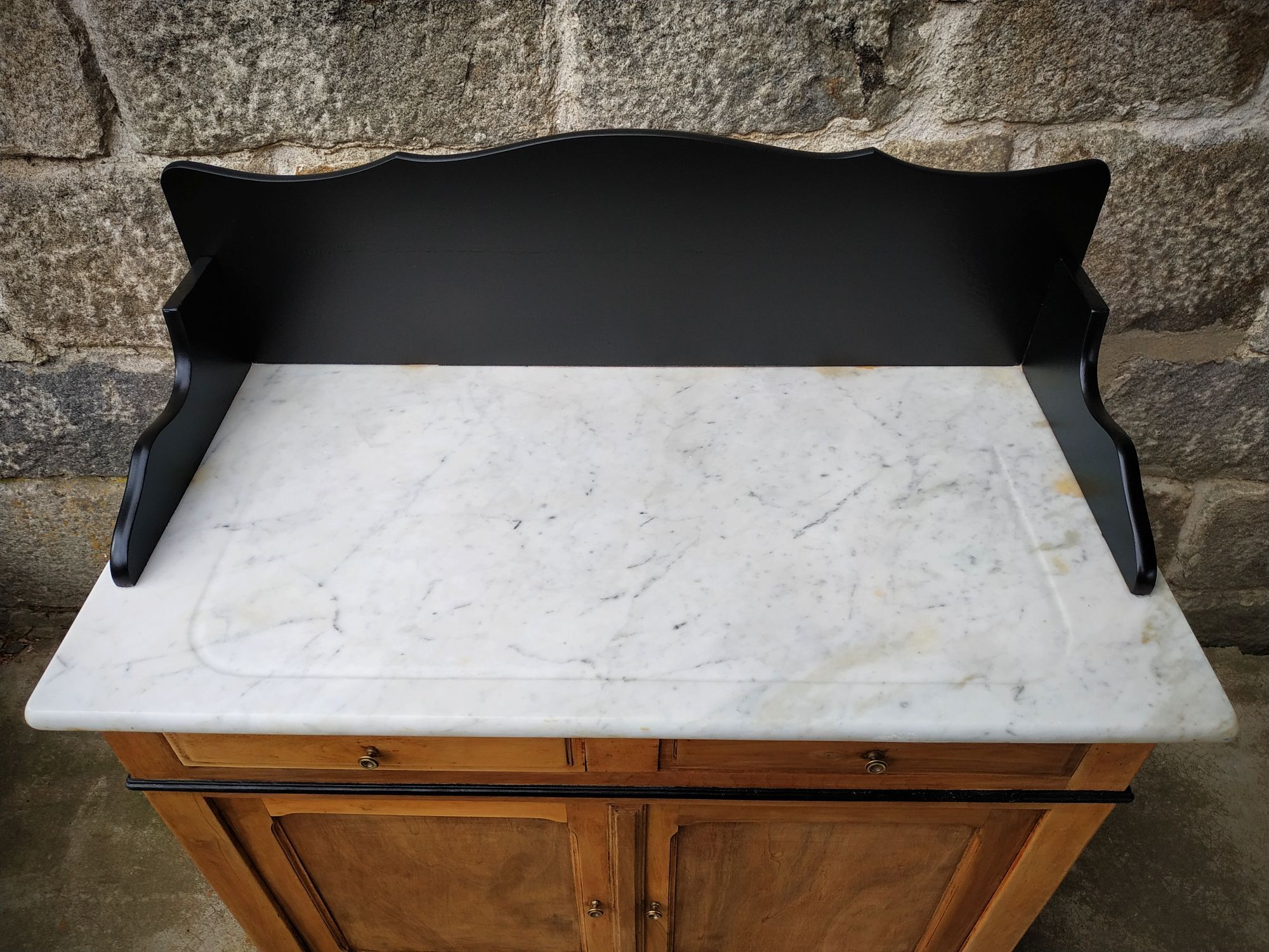 Old toilet table bahut