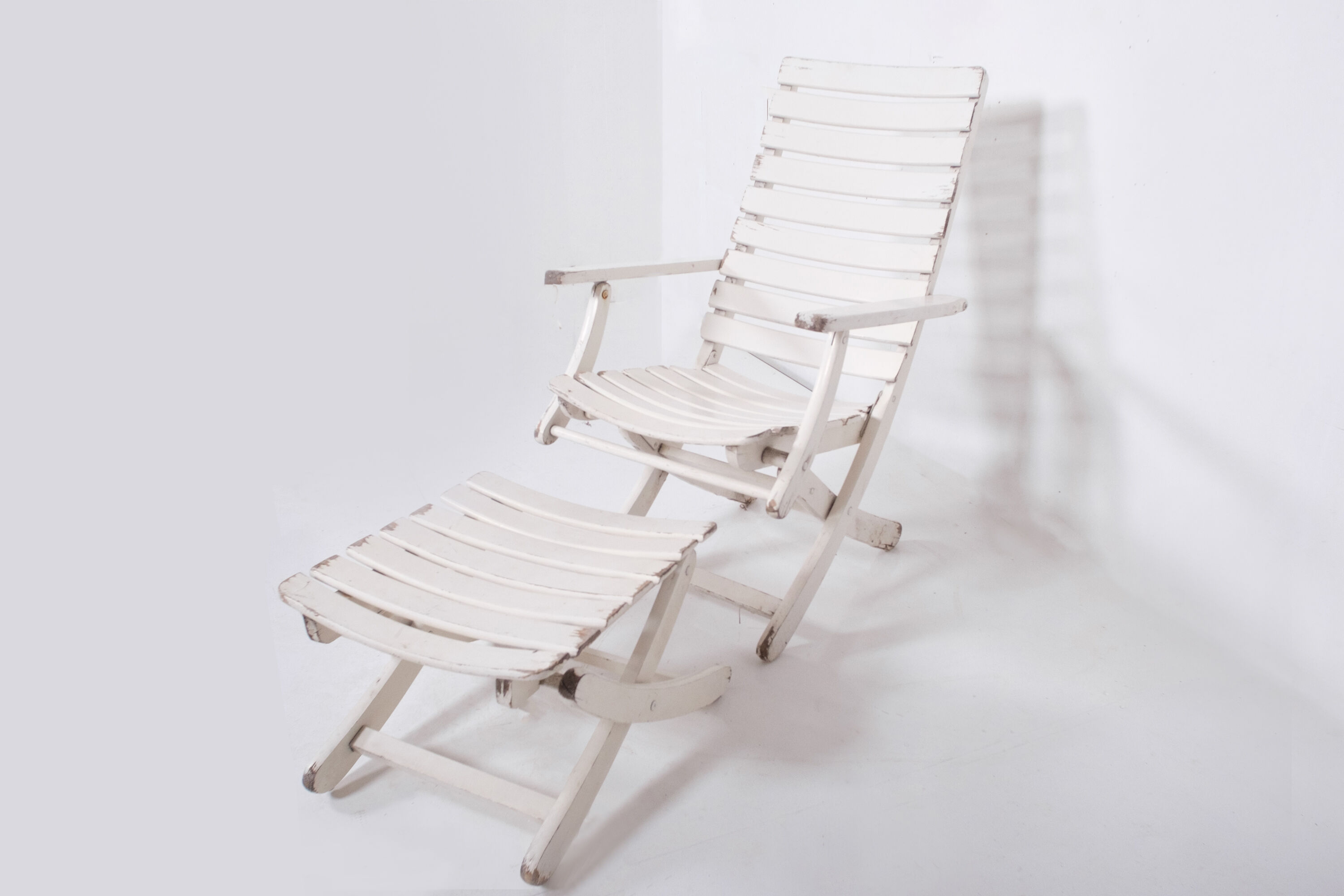 Garden chaise longue with footrest