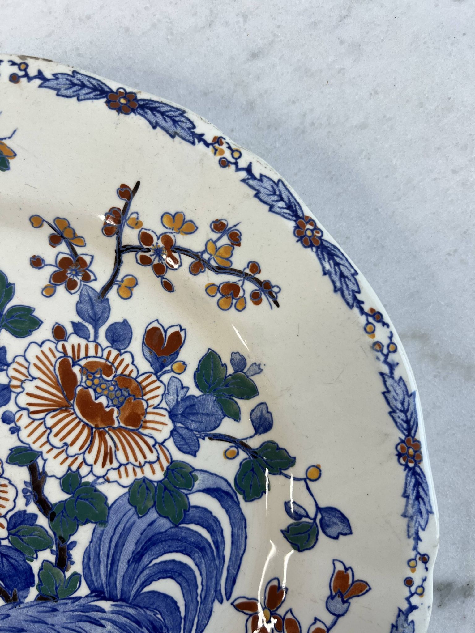 Assiette ancienne en faïence de Gien — modèle “Coq aux Pivoines”
