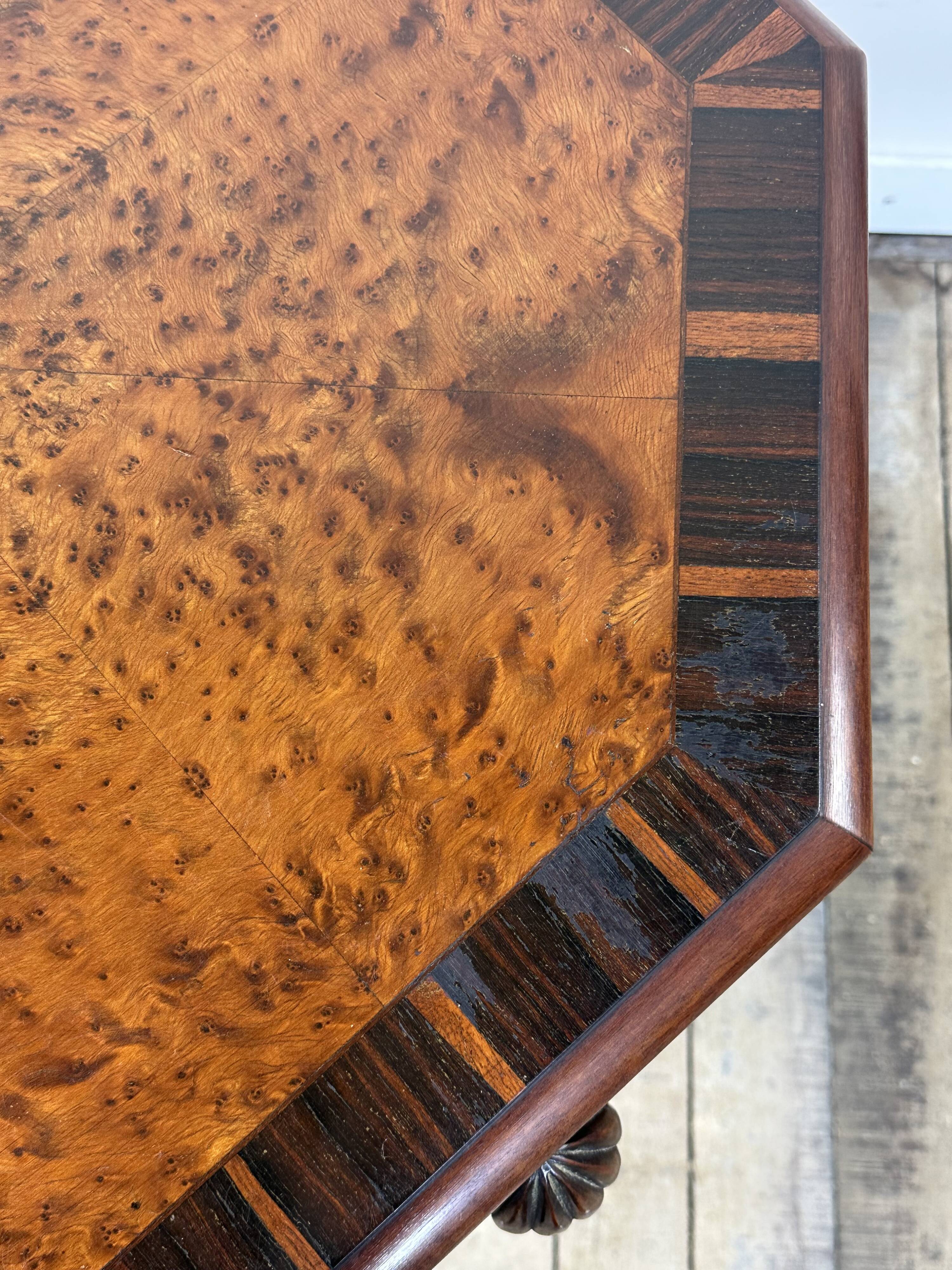 Art Deco gueridon in walnut burl marquetry, 1930.