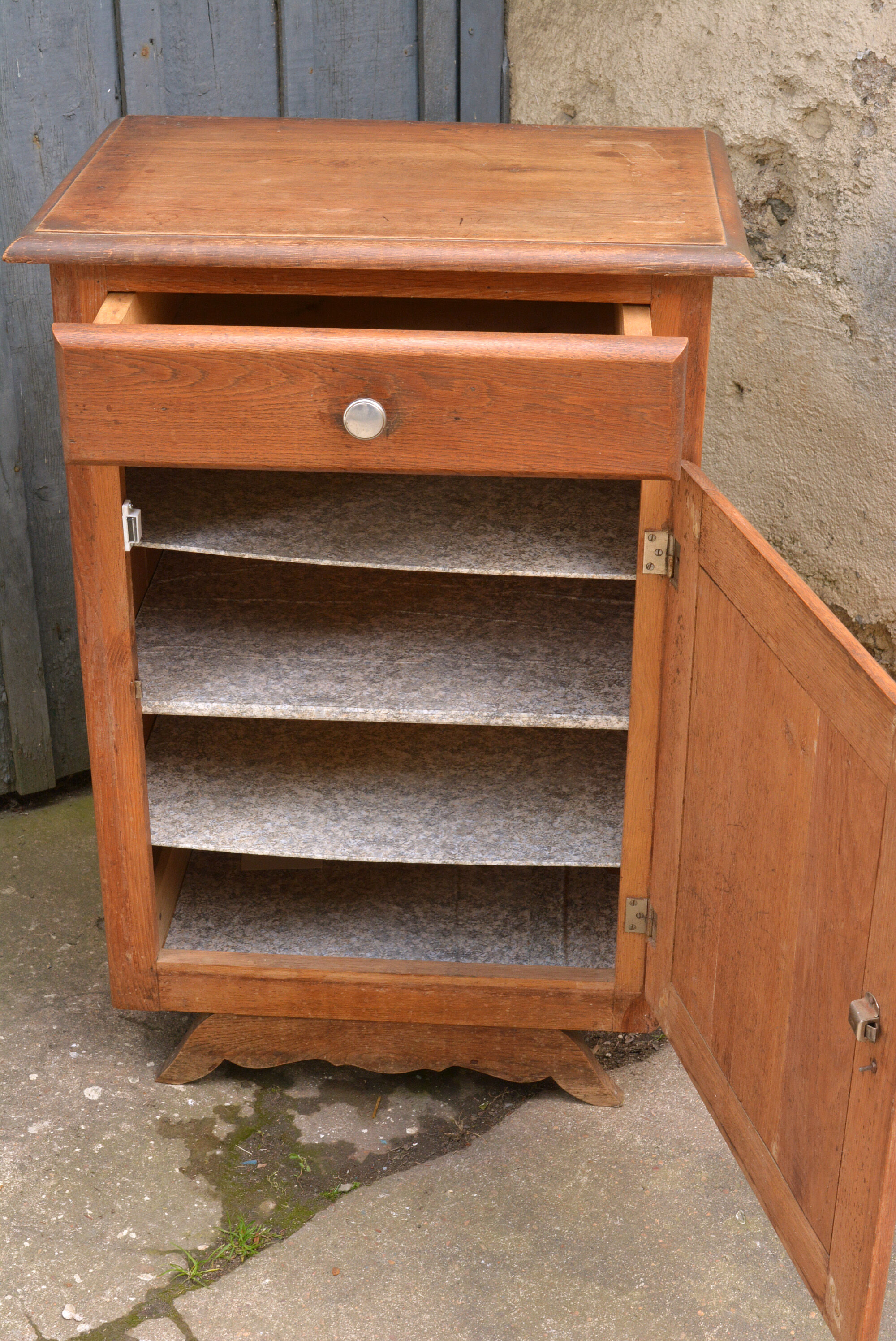 Small buffet old MADO