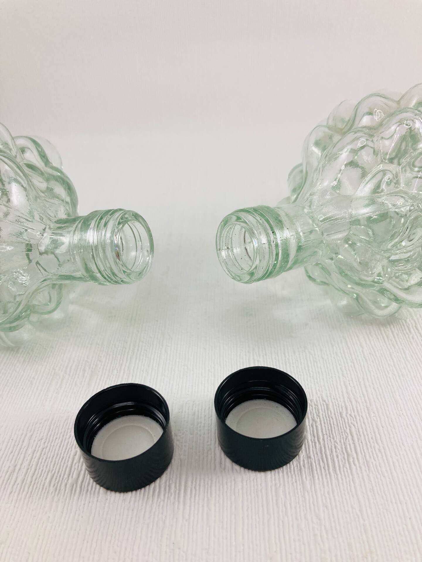 2 carafe bottles with bunches of grapes in glass - Empoli - Vintage