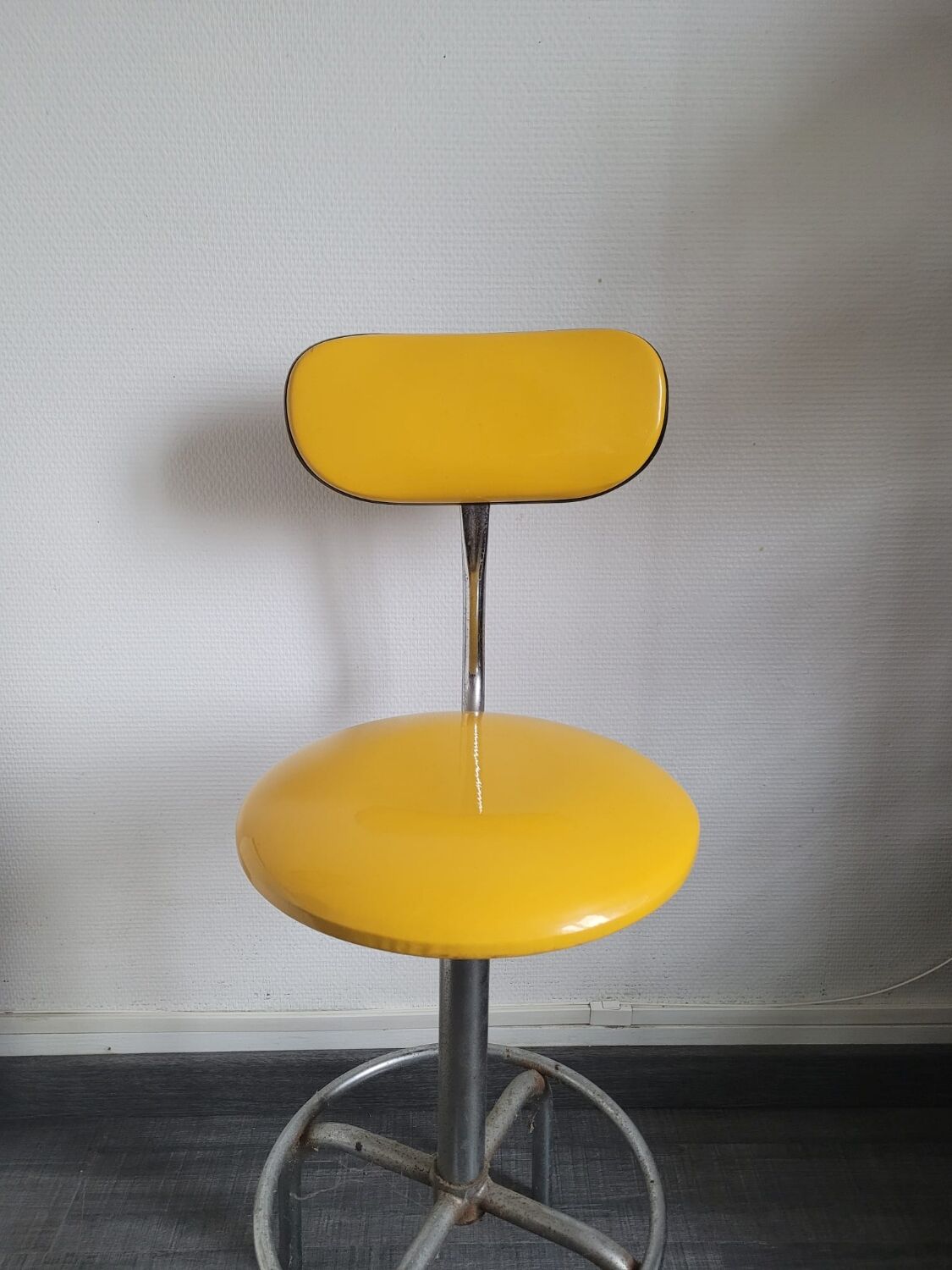 Vintage skaï yellow industrial stool