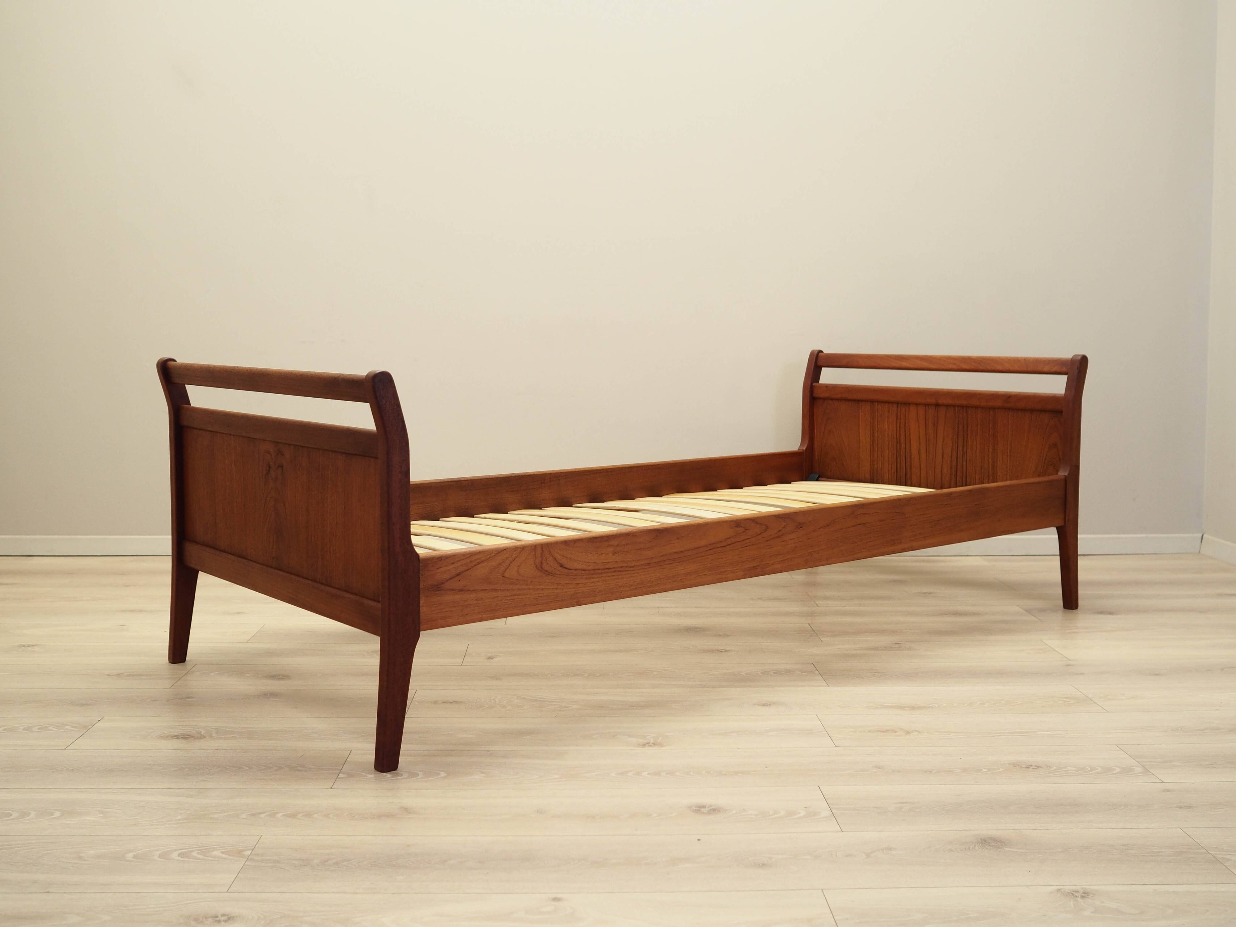 Lit en teck, design danois, années 1970, production : Danemark