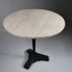 Table de bistrot/salle à manger en travertin vintage avec base en métal. (B)