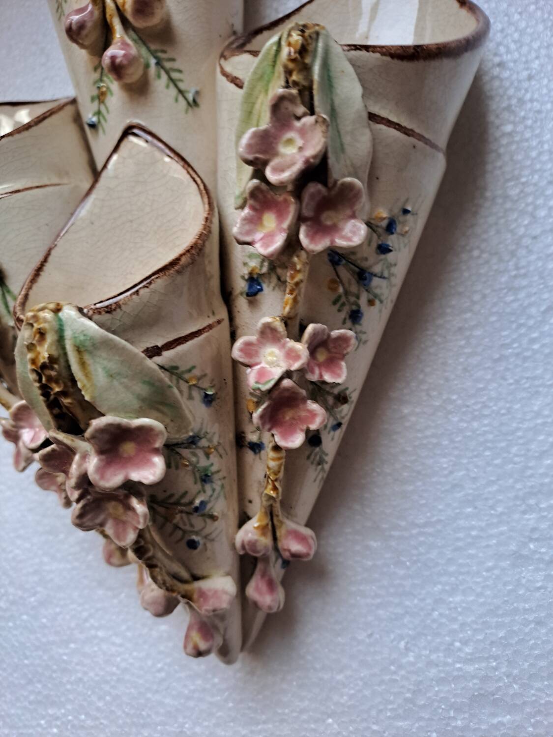 Paire de bouquetiéres en barbotine