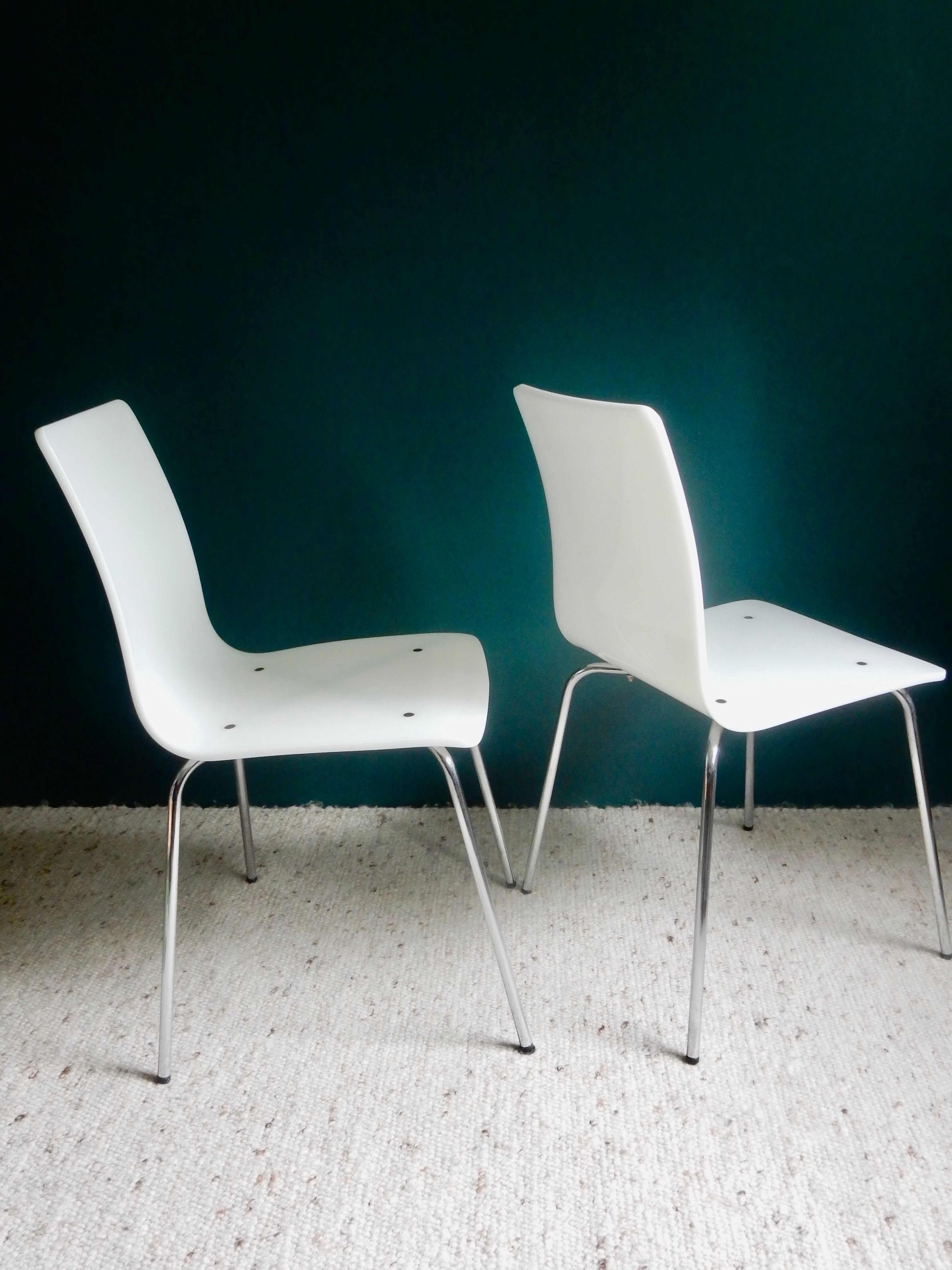 Paire de chaises blanches en plexiglas années 70
