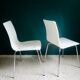 Paire de chaises blanches en plexiglas années 70