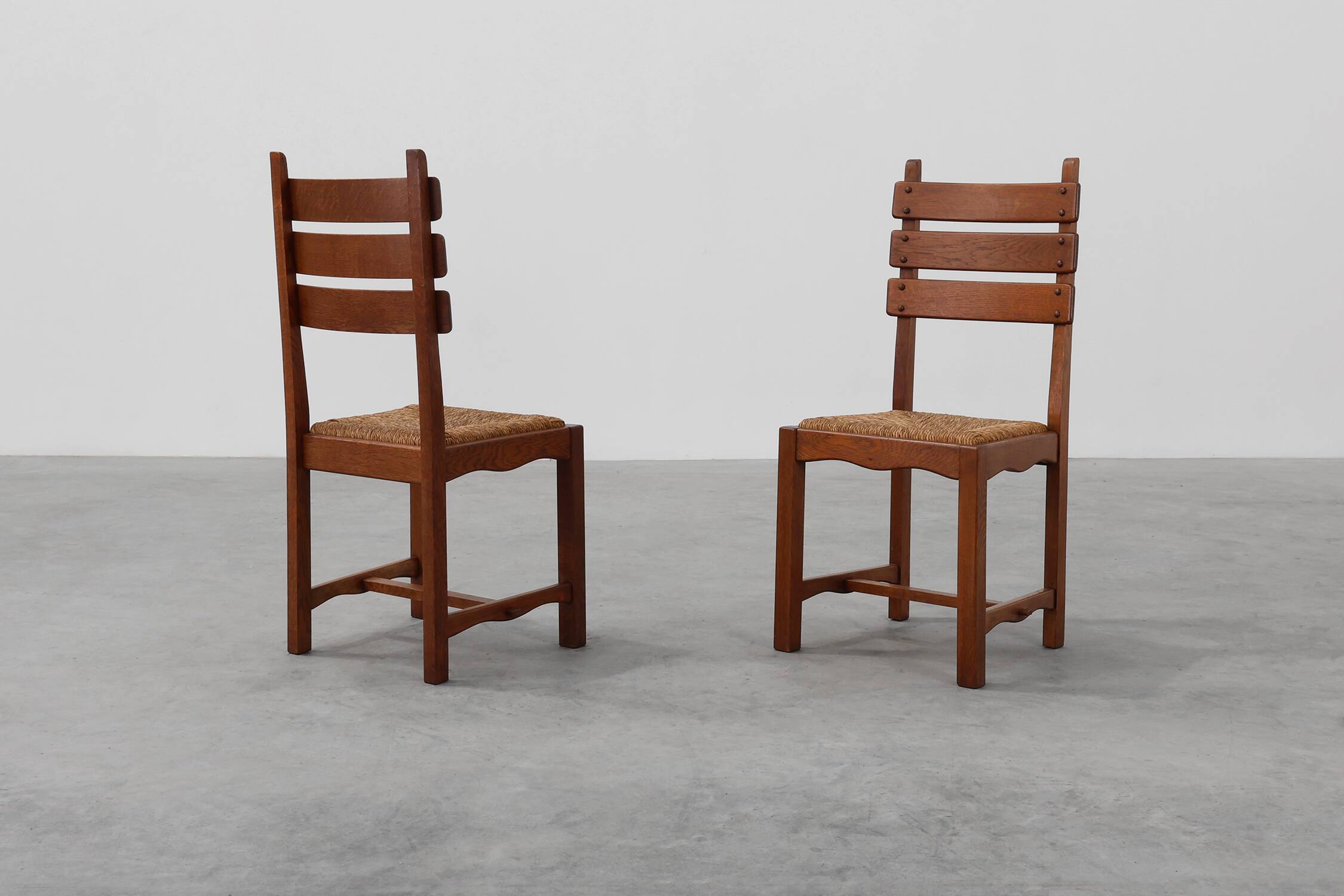 Deux chaises en chêne et osier brutalisme moderne du milieu du siècle, 1960