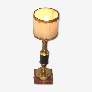 Lampe à poser sur socle en marbre avec abat-jour dimension : hauteur -32 cm- socle -9x9 cm-