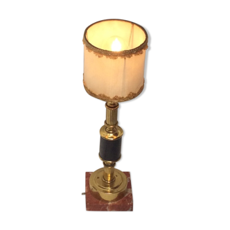 Lampe à poser sur socle en marbre avec abat-jour dimension : hauteur -32 cm- socle -9x9 cm-