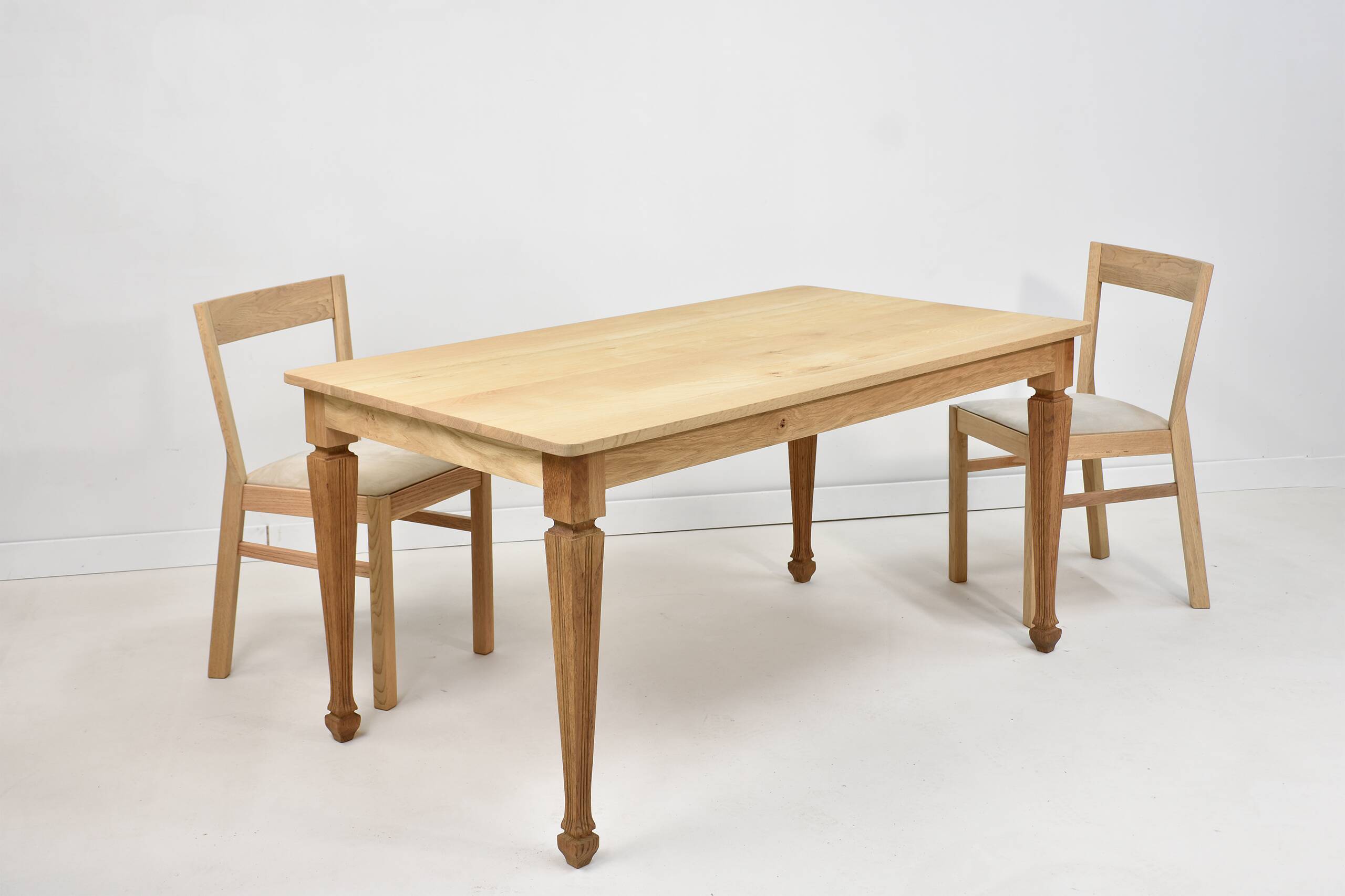 Table en chêne clair avec des pieds anciens