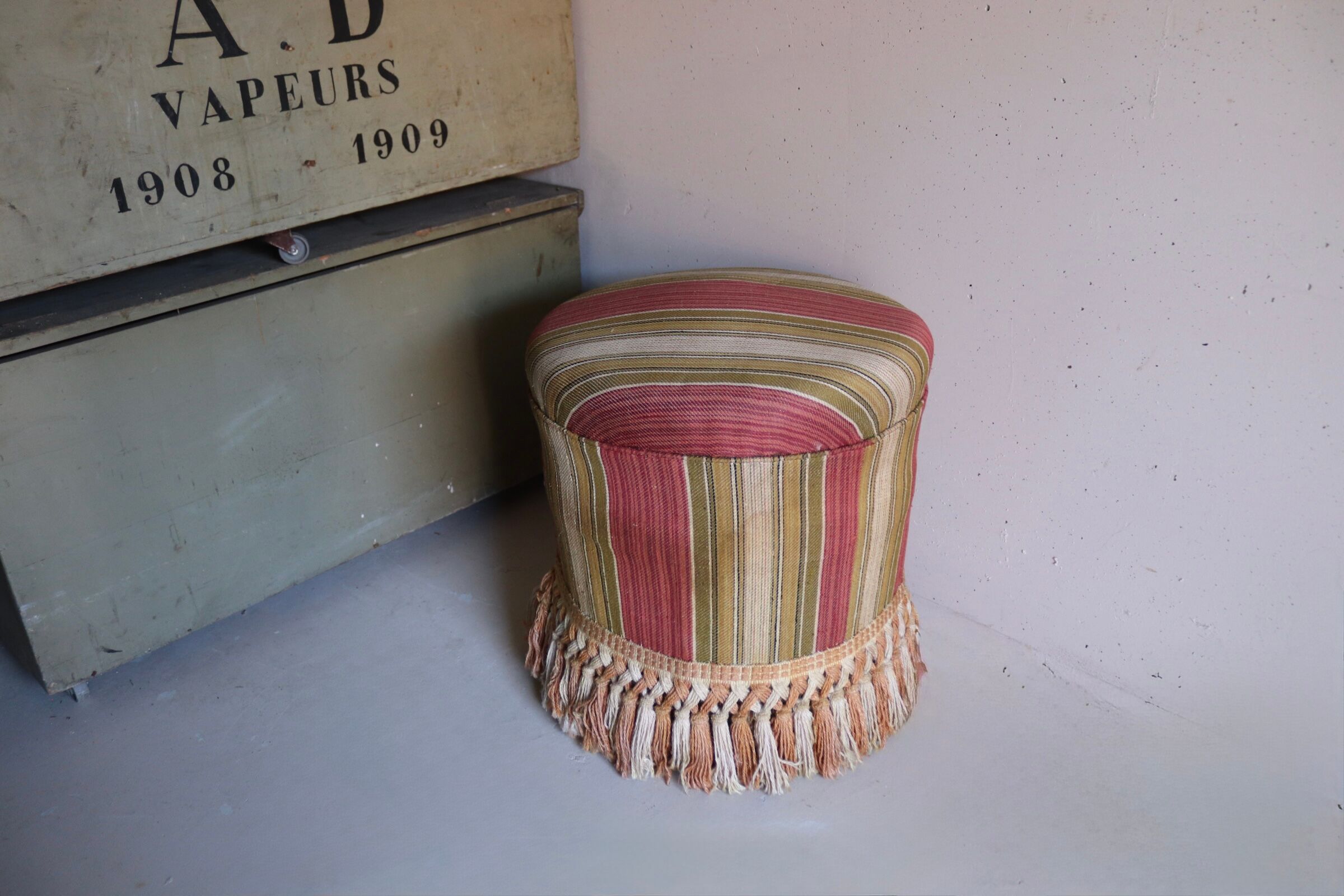 Small vintage stool / pouffe with fringes, boudoir style.