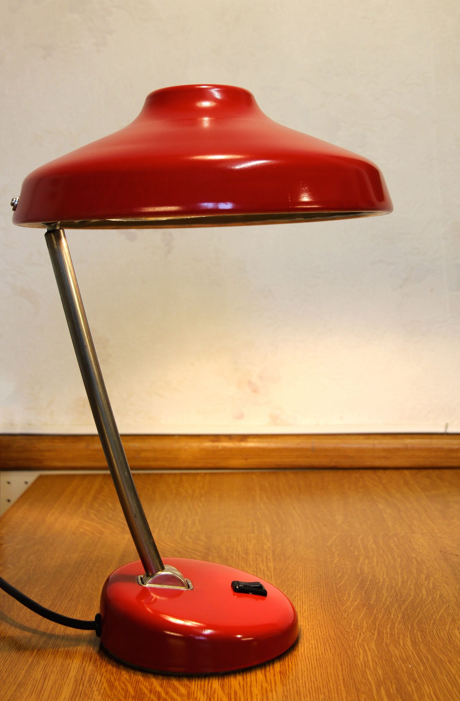 Carmine red saucer/UFO articulated years 50/60 desk lamp