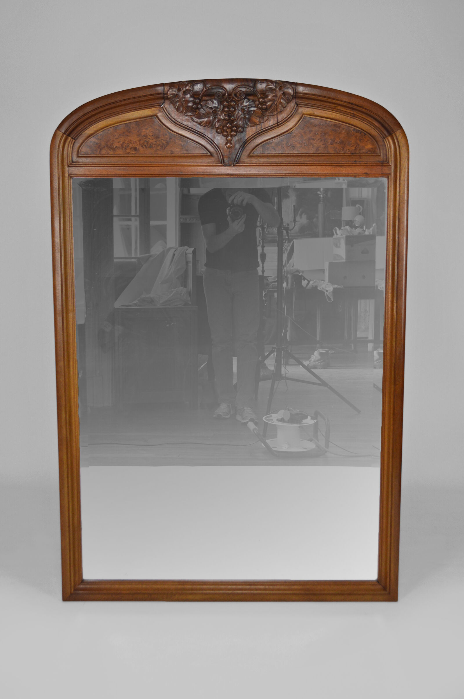 Miroir trumeau Art Nouveau sculpté de vigne, en noyer et loupe