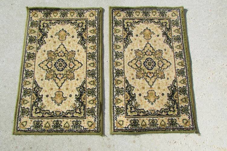 2 identical rugs 40 x 70 cm, green and gold