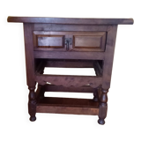 Un lot de deux tables de chevets