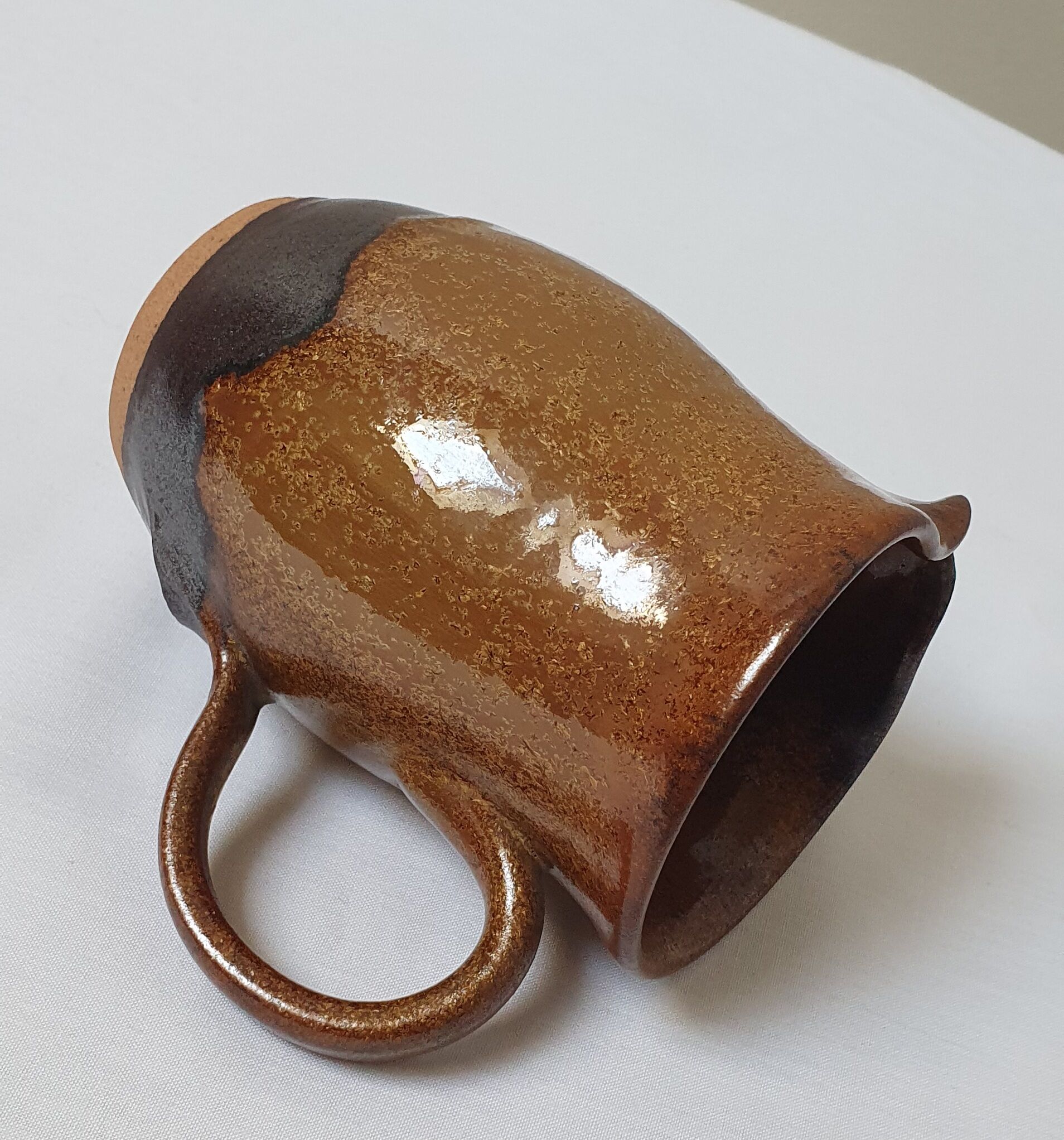 Mugs en grès et un pichet
