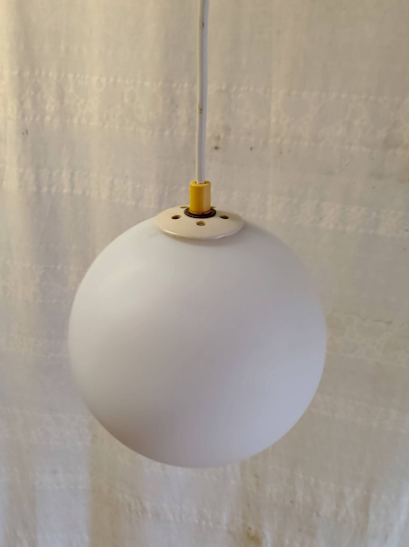 Suspension globe opaline blanche - mid. XXeme