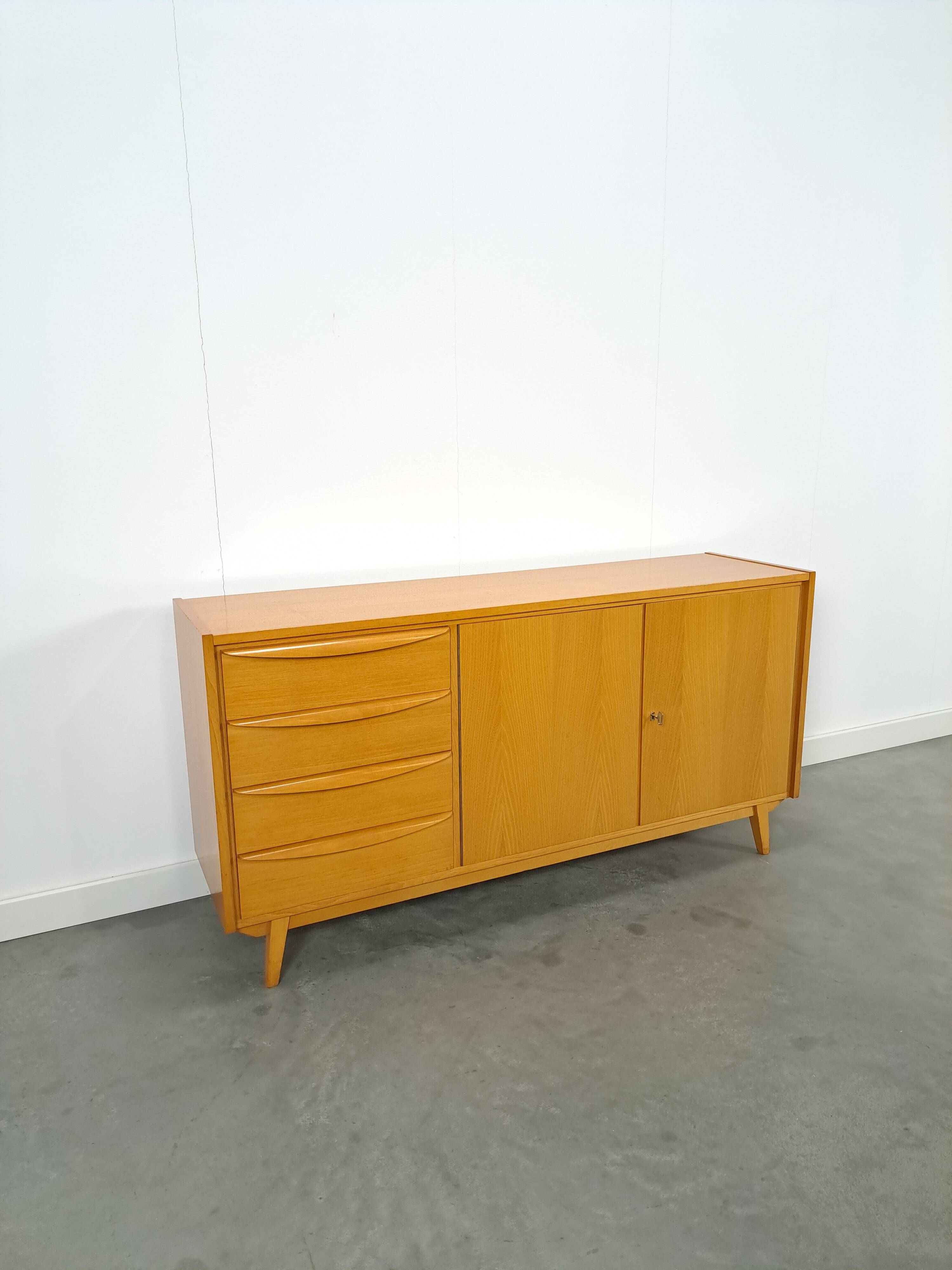 Fineer dressoir met lades en houten handgrepen vintage sideboard