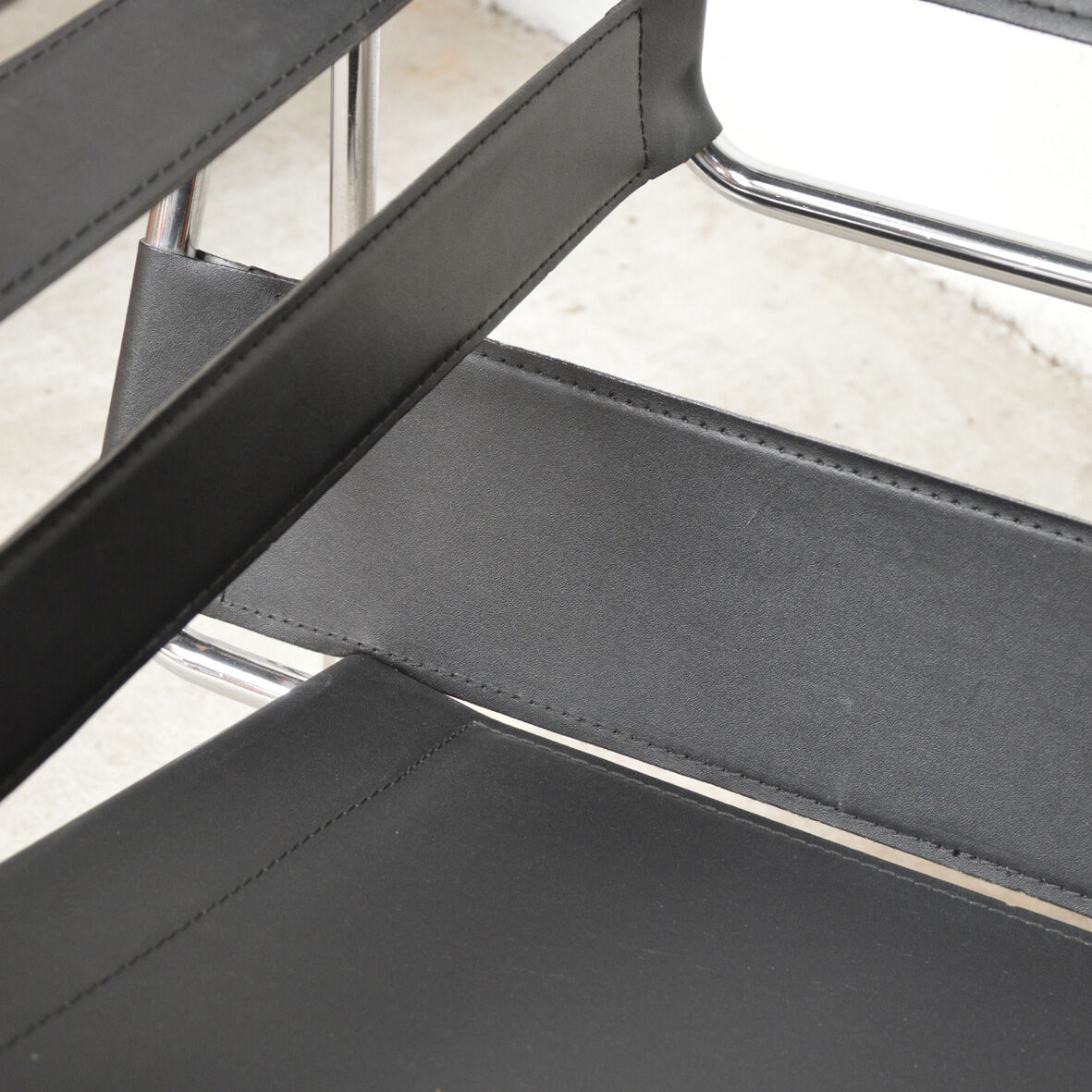 Paire de fauteuils Wassily noir par Marcel Breuer édition Habitat