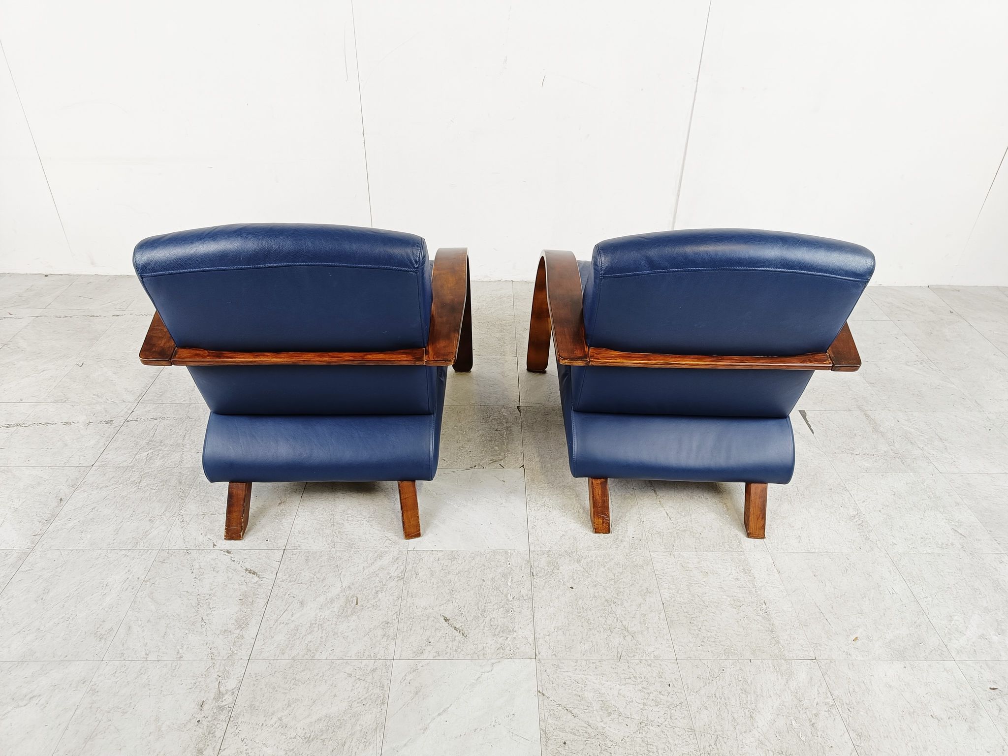 Paire de fauteuils en bois courbé et cuir bleu, années 1970