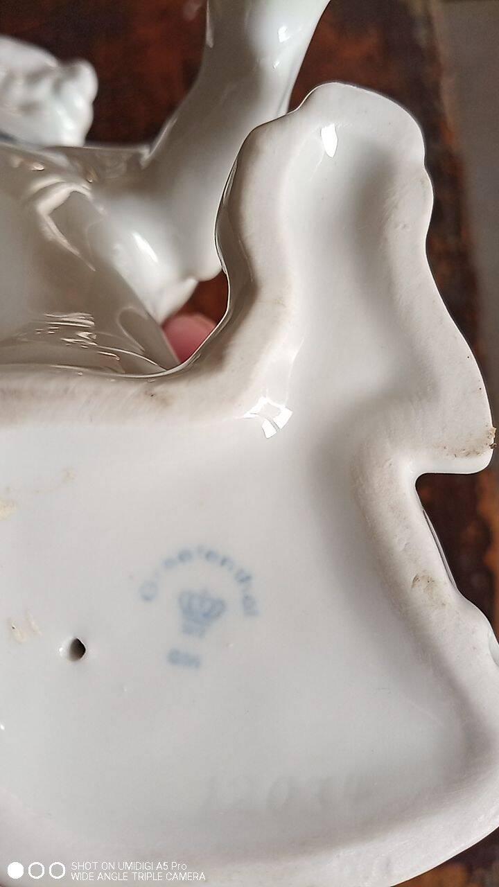 Gräfenthal - porcelain dog - H 12 cm