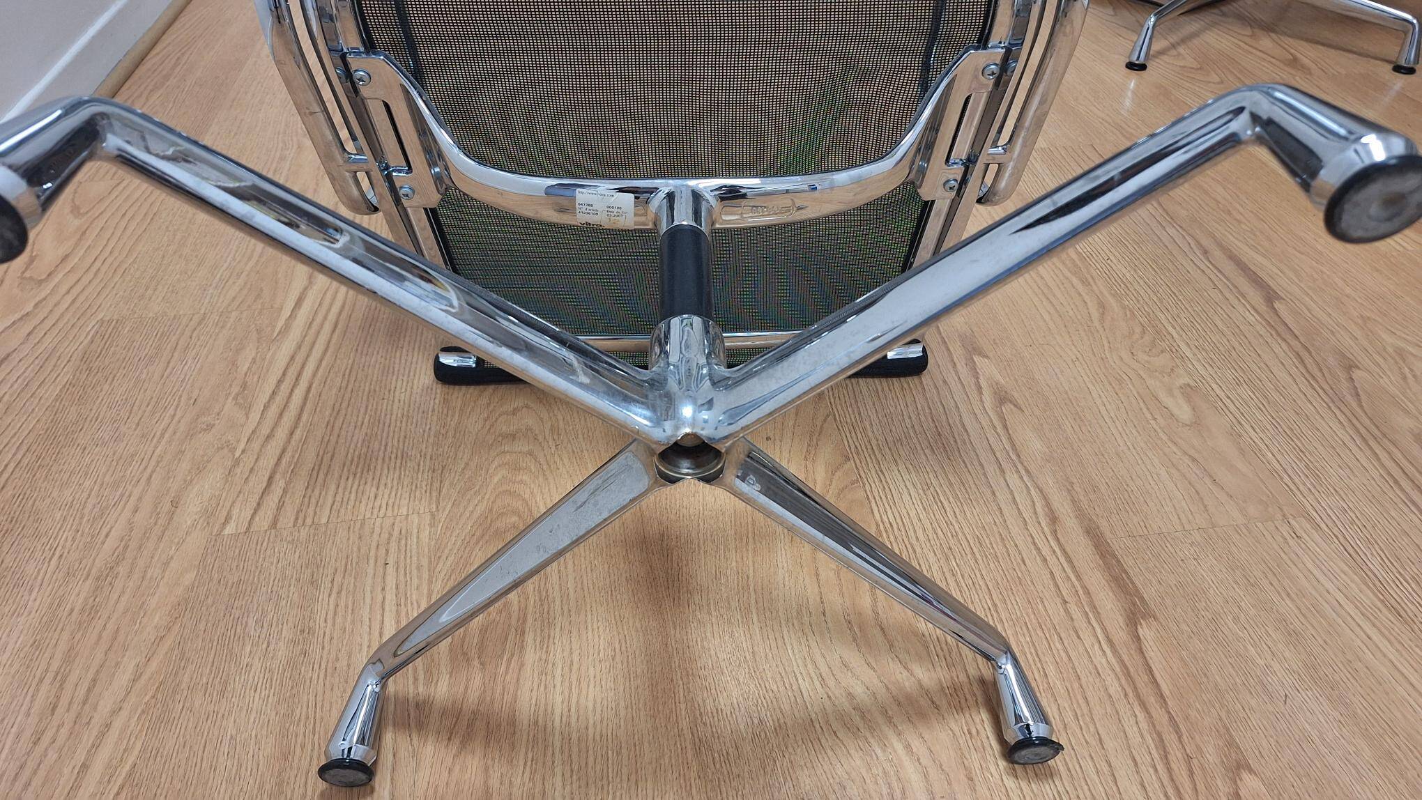 Vitra Aluminium Group EA 108 armchair, iconic design by Charles & Ray Eames.