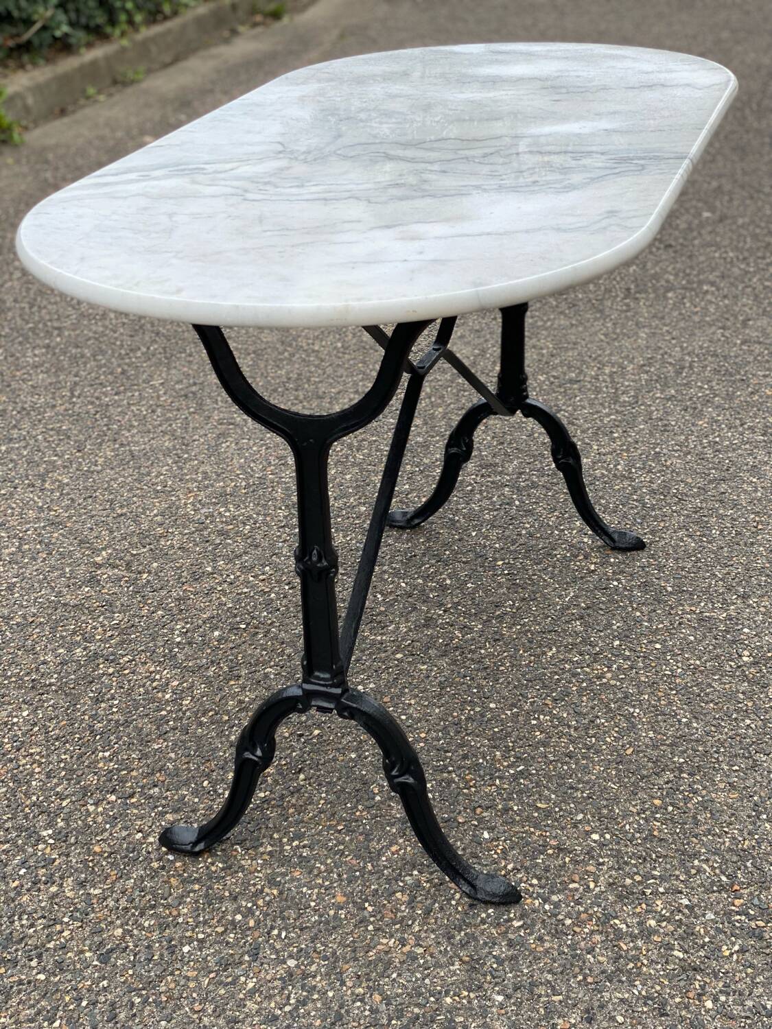Oval marble and black steel bistro table for 4 people 120cm