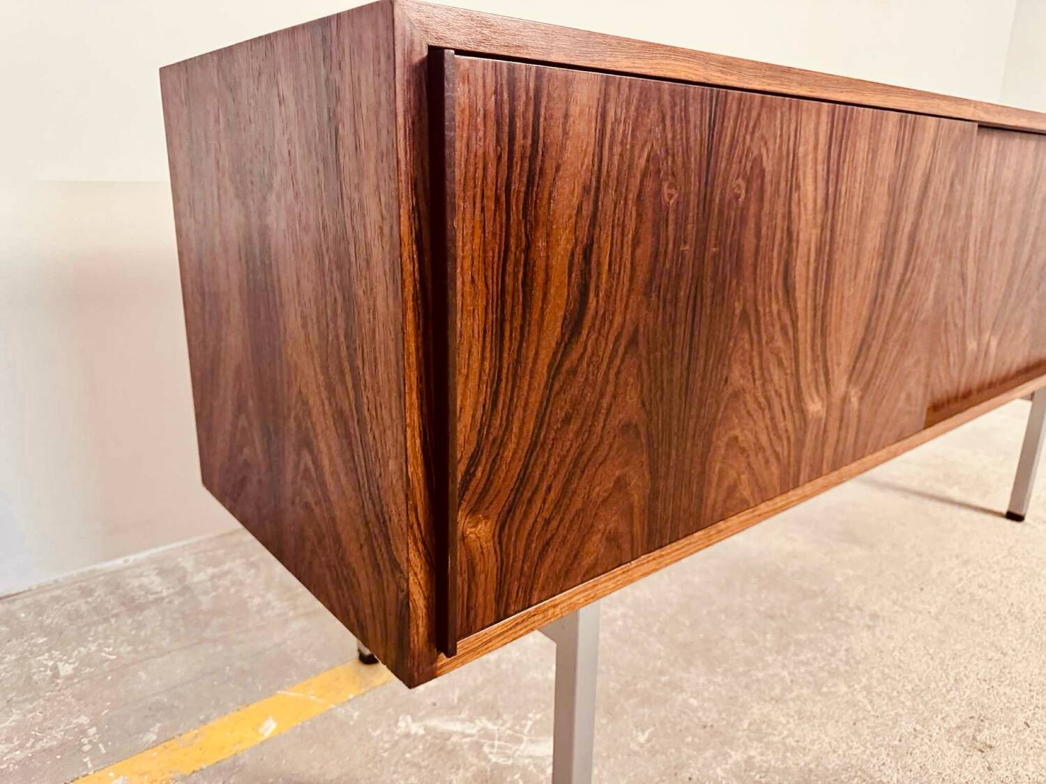 Small enfilade, 142 cm long, with 2 doors in rosewood.