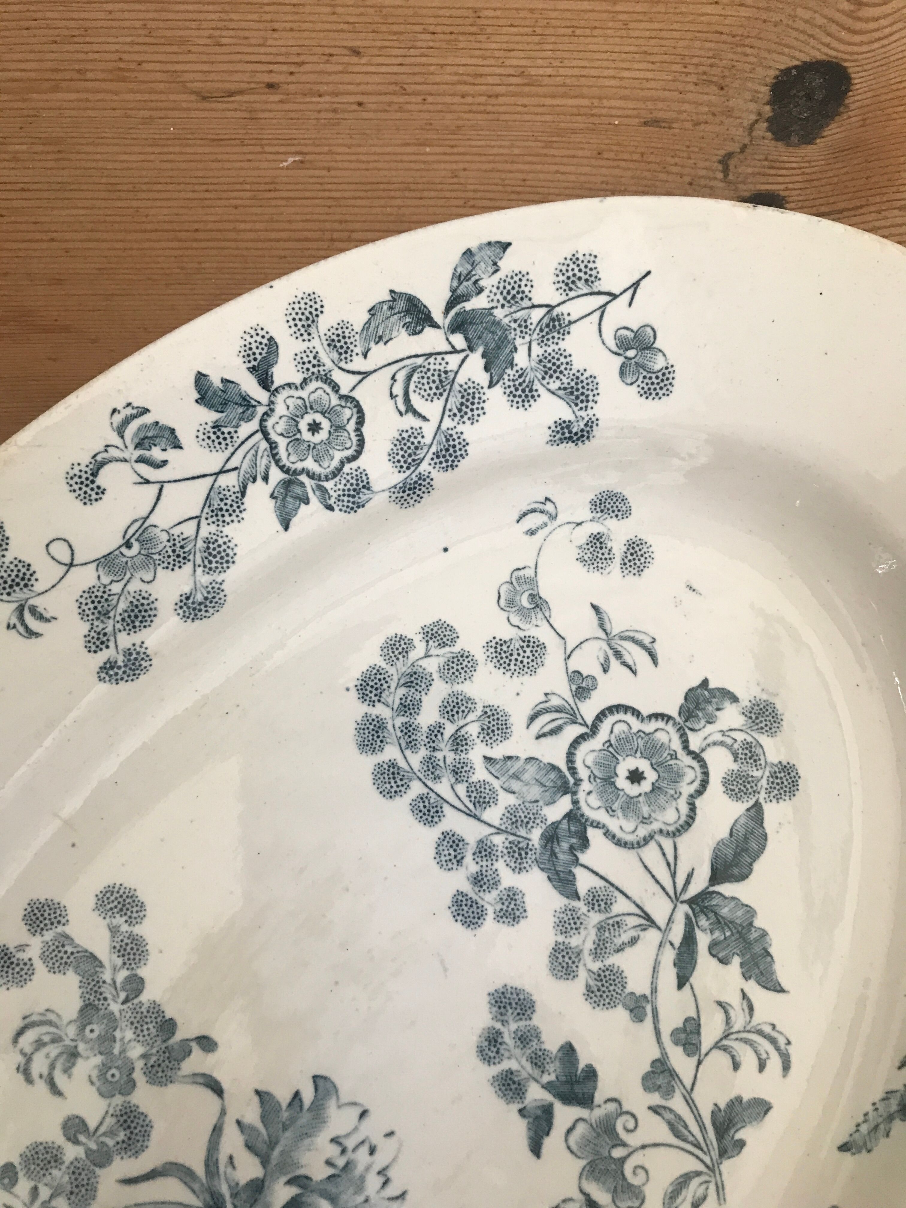 Longwy oval flat and hollow in iron earth, "YCHO" service