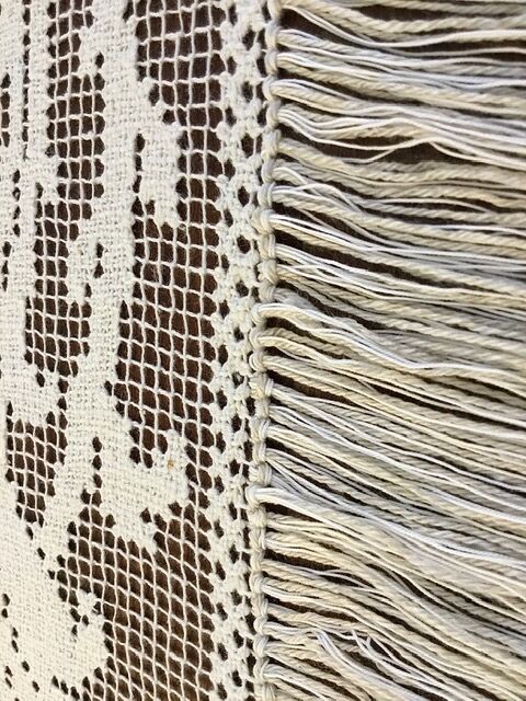 Rectangular-shaped napperon in embroidered mesh, foliage decoration and large fleu