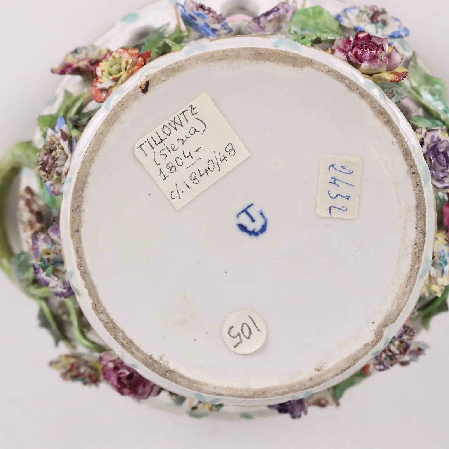 Antique porcelain box Europe 1800s with gold flower decoration