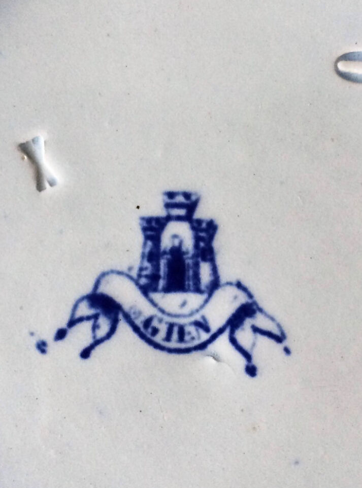 Plate in blue and red earthenware of Gien from the 19th century