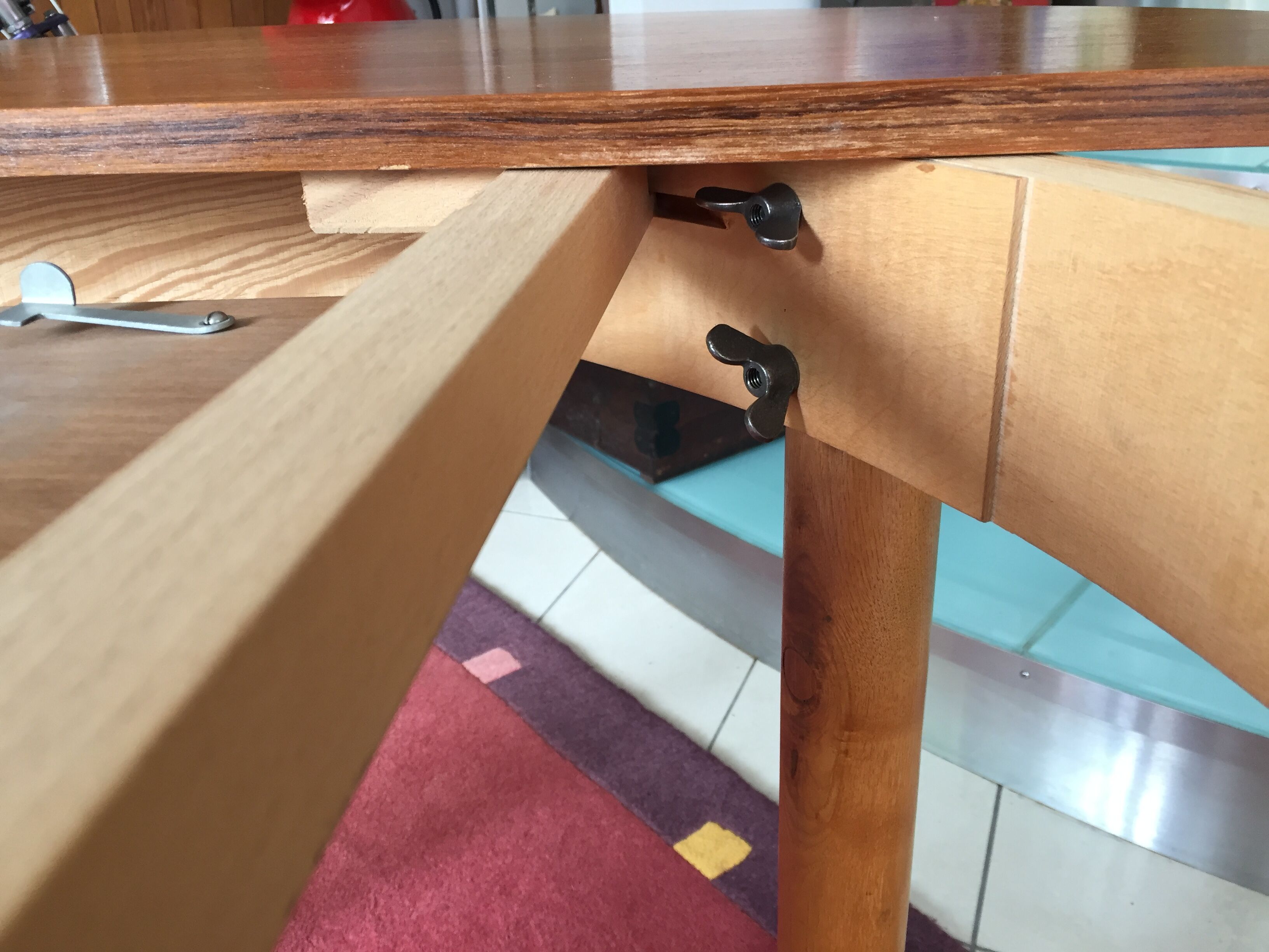 Scandinavian round table has extensions 4-8 pers møbelfabrik