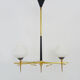 Lustre vintage à 2 branches Moderniste Arlus des année 1950. Métal noir, laiton, opaline