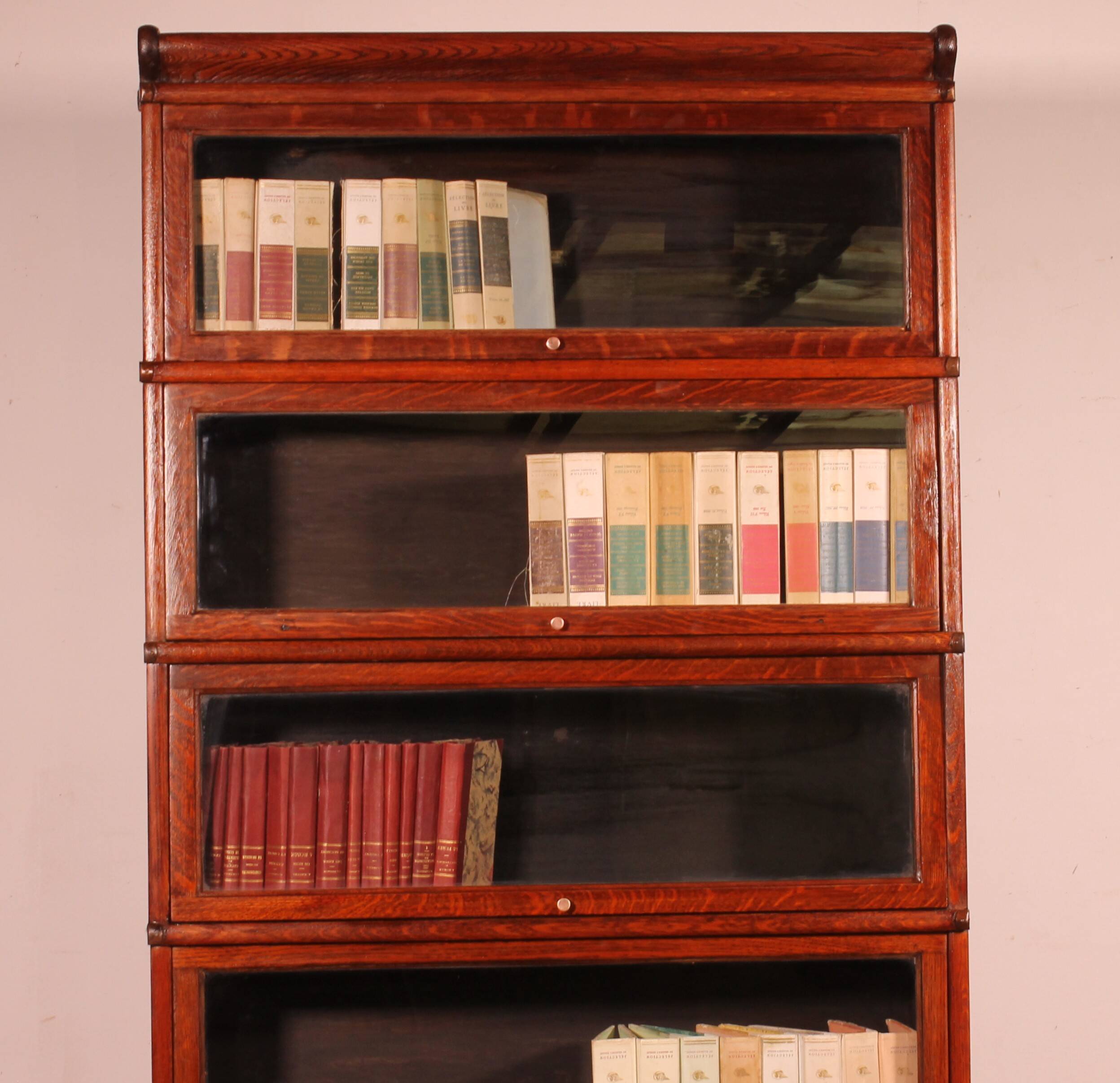 Globe Wernicke Bookcase in Oak, 5 Sections with a Projection