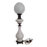 Lampe à pétrole électrifiée en opaline