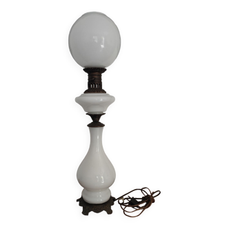 Lampe à pétrole électrifiée en opaline