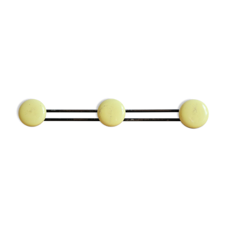 Portemanteau mural trois patères en métal noir et tôle jaune