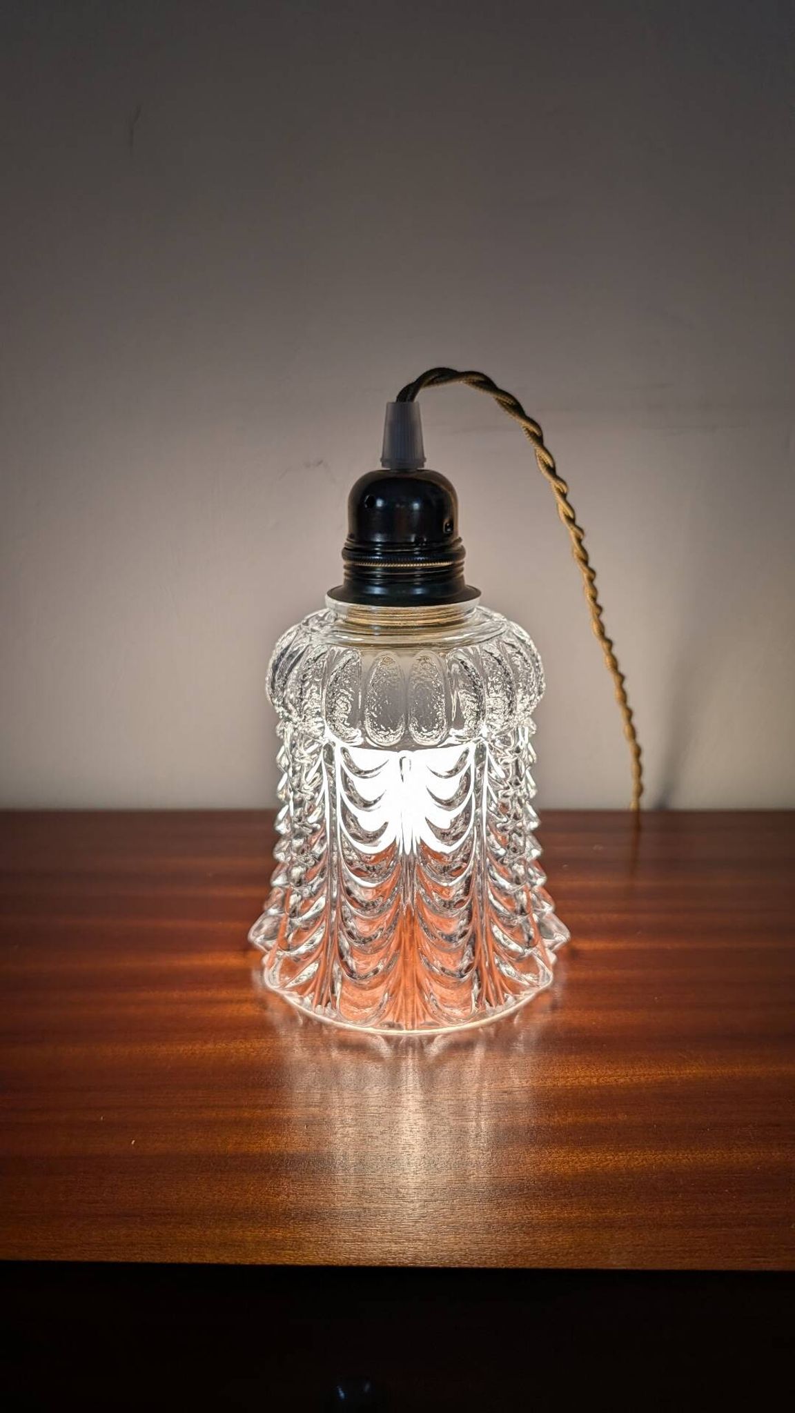 Suspension en verre moulé transparent – motif corolle