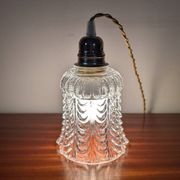Suspension en verre moulé transparent – motif corolle