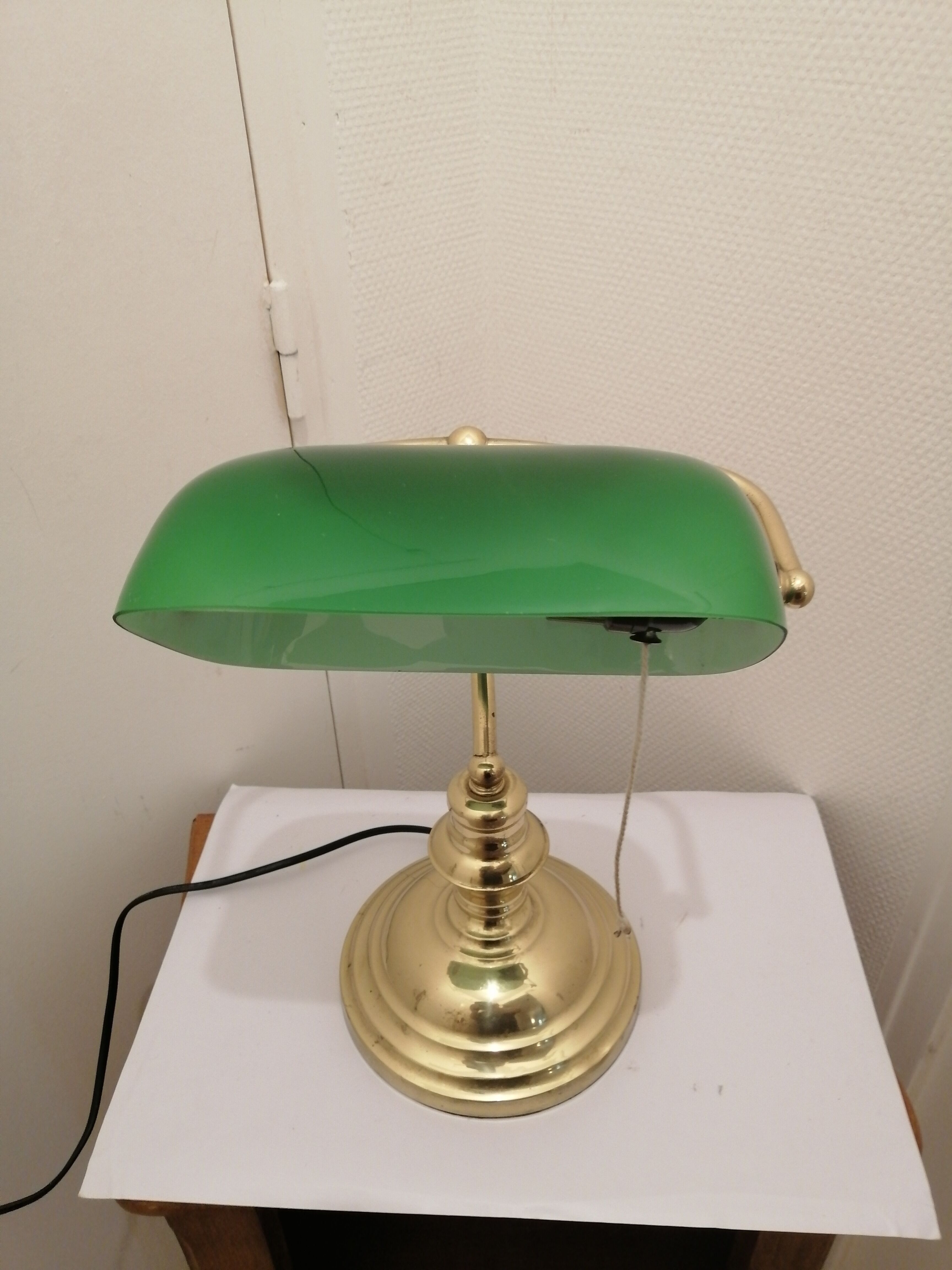 lampe de bureau en métal doré  avec verre en opaline orientable