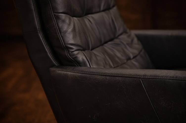 Modern Black Leather Swivel Armchair — Chrome Base — 2000s — H 107 cm