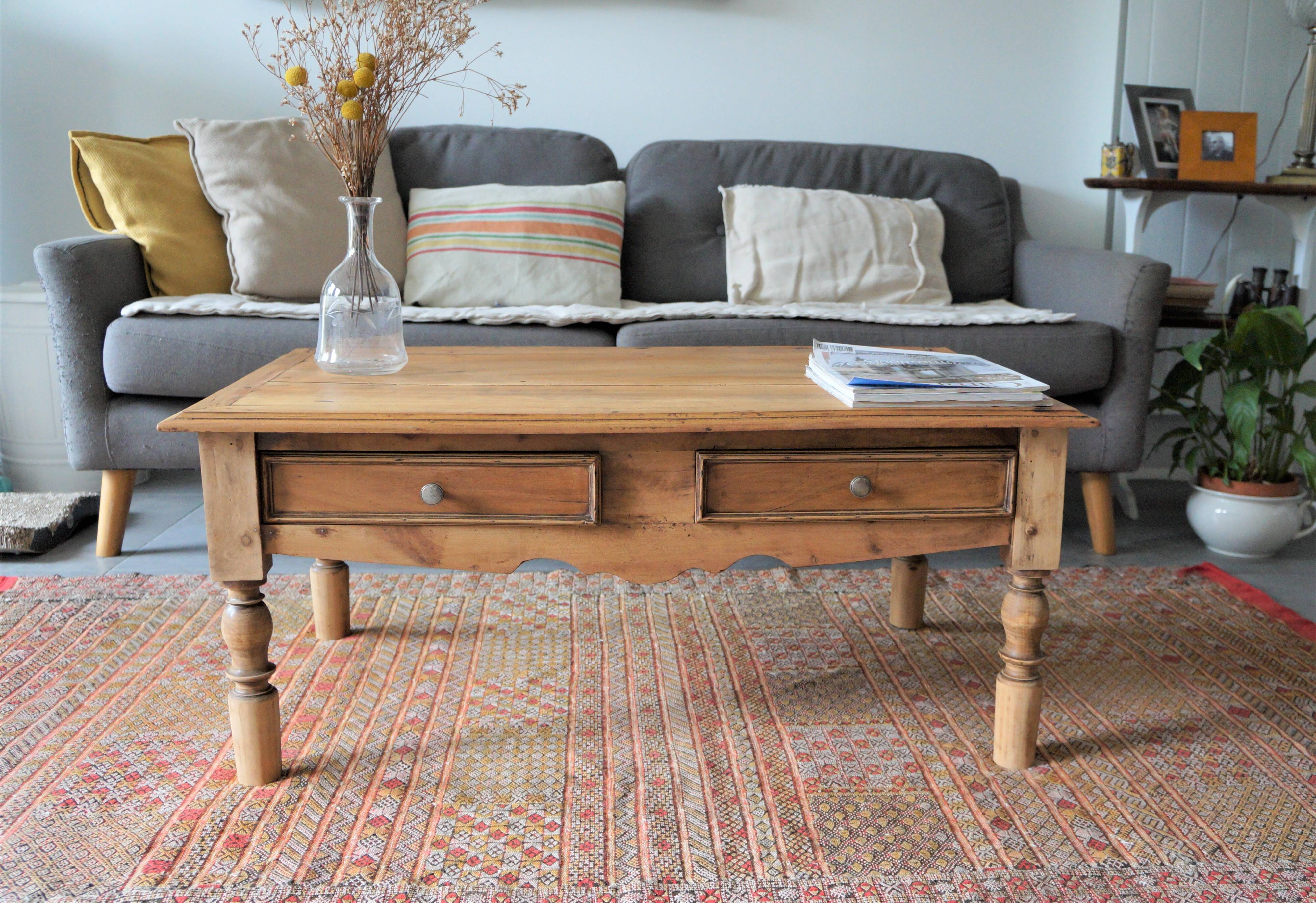 Old oak coffee table with 2 drawers