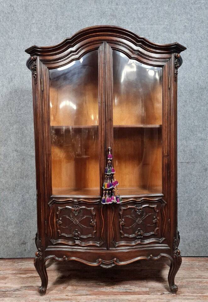 Bibliothèque galbée et vitrée style Louis XV en noyer massif vers 1880-1900