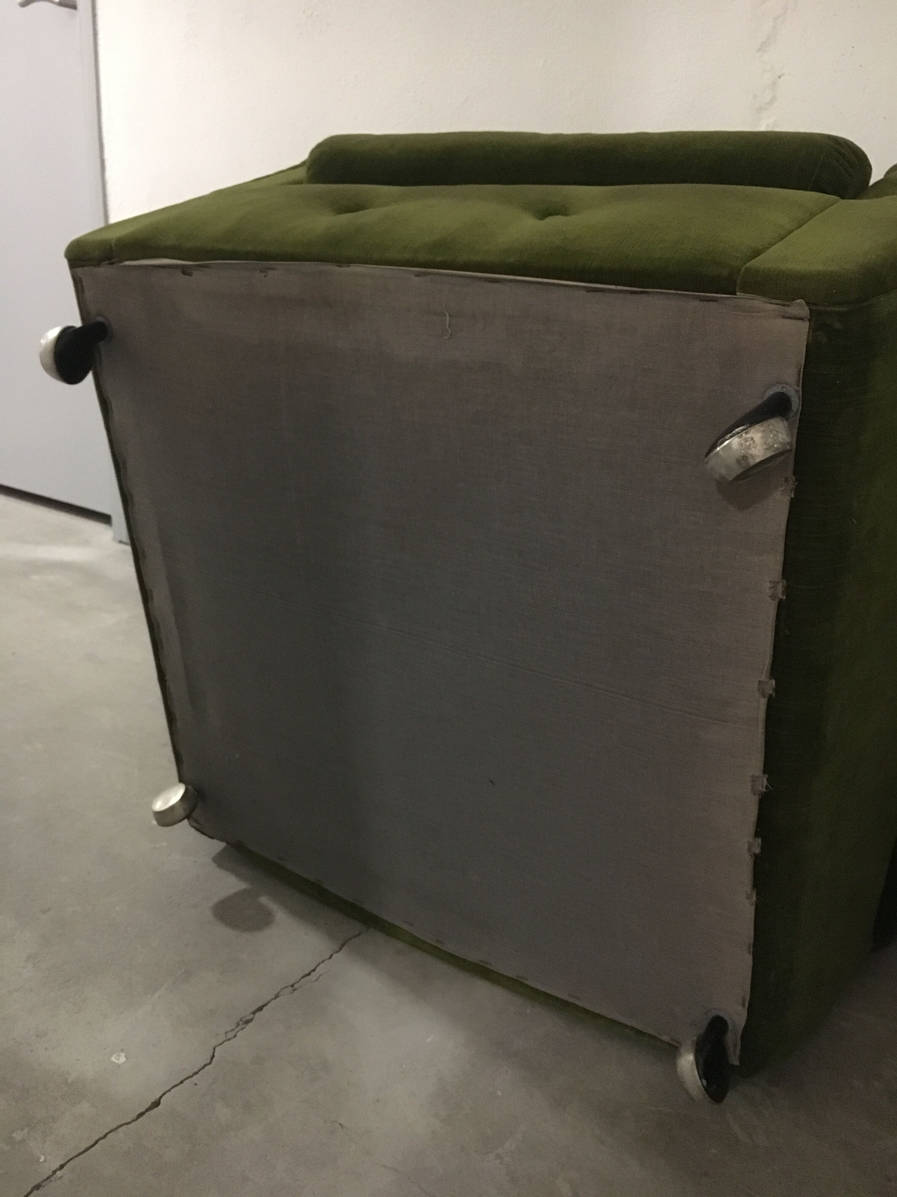 Paire de fauteuils, velours vert à roulettes, des années 70