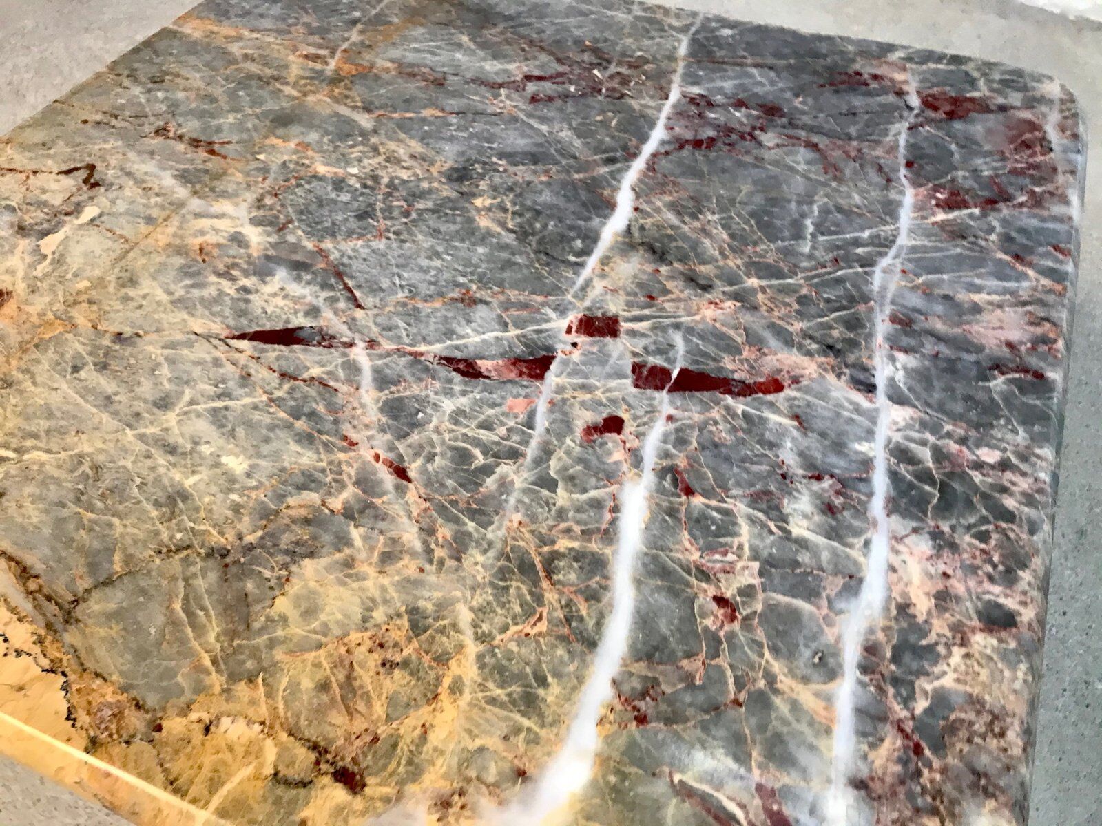 Table d'appoint ou table basse en marbre multicolore, Italie, années 1970