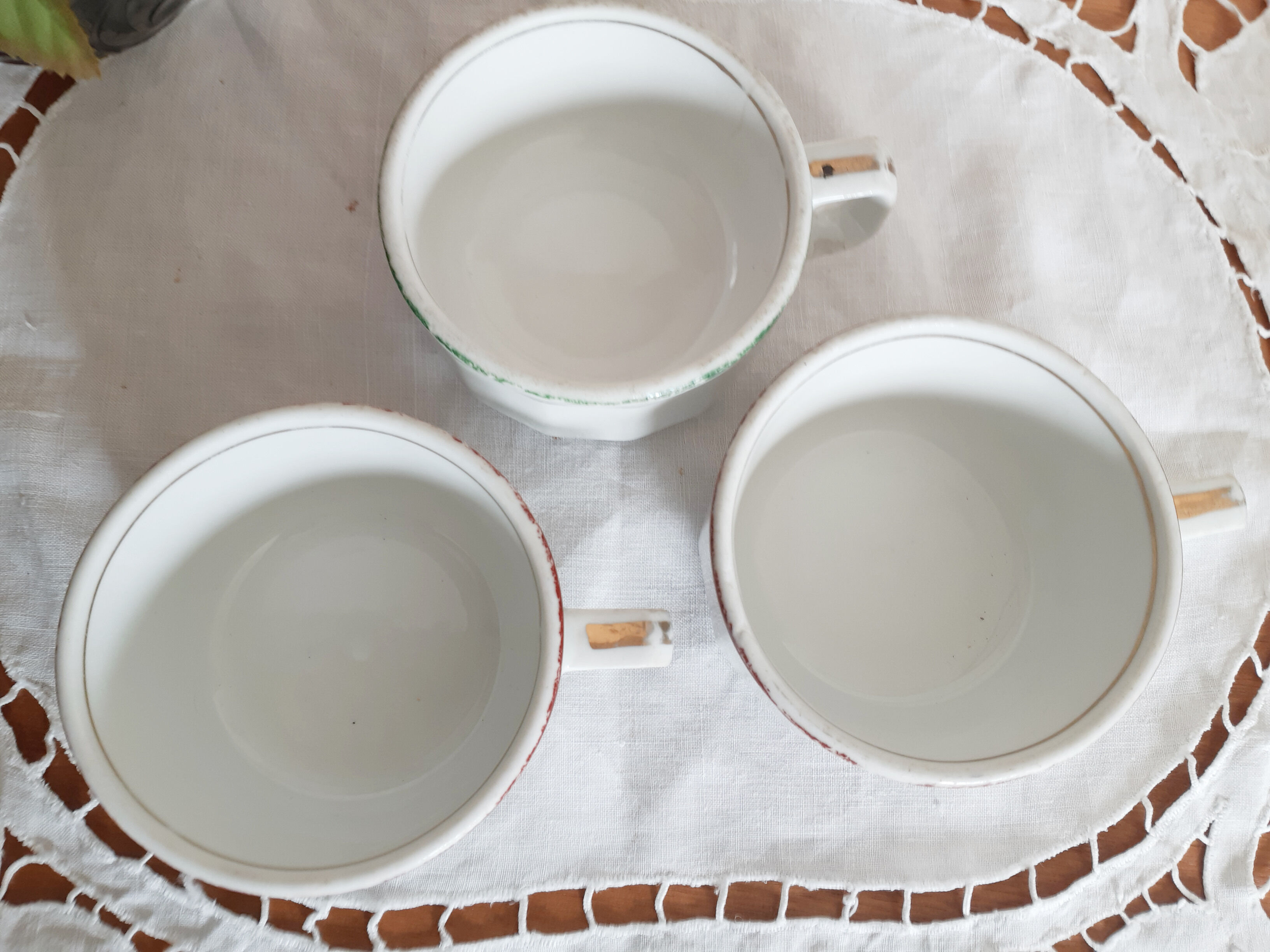 White and gold bistro chocolate cups