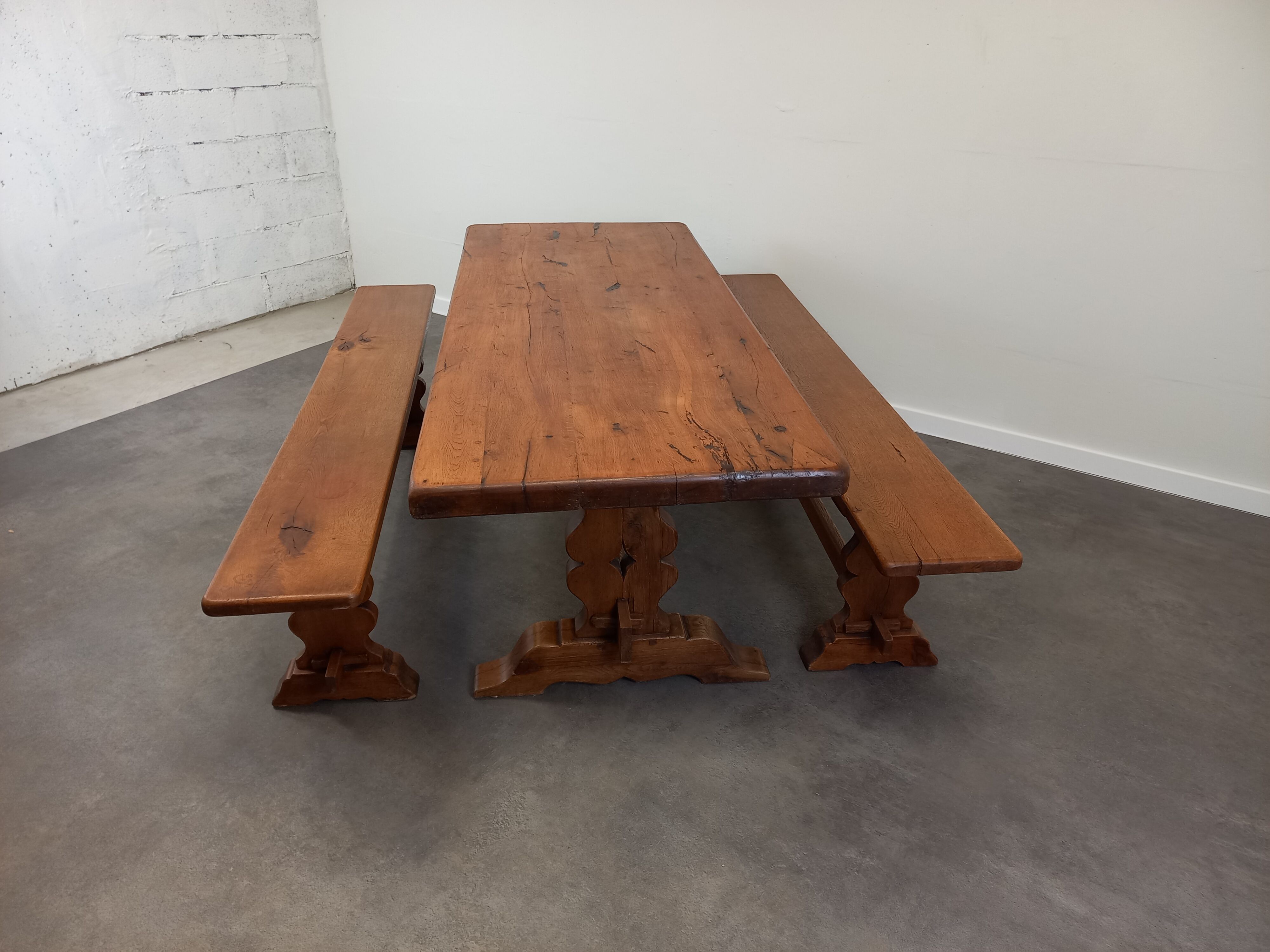 Farmhouse table and its 2 benches